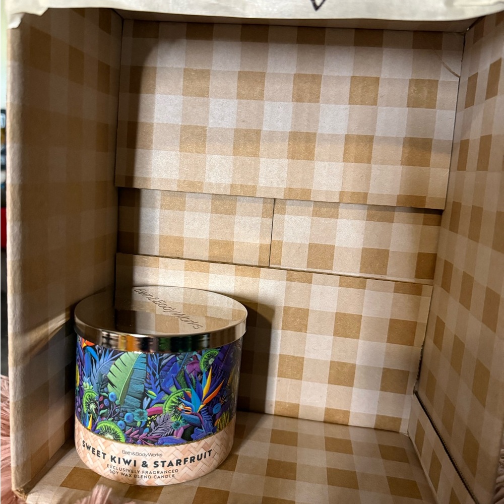 Bath & Body Works Kiwi & Starfruit Candle with Silver Lid